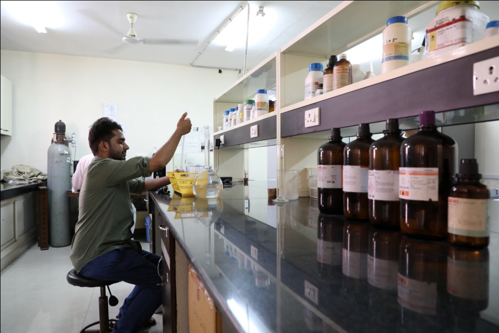 Students working in Wet Analysis Laboratory