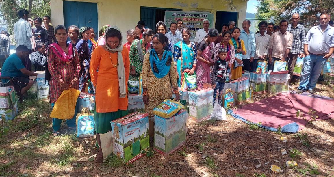 Distribution of battery operated power sprayer machine among 60 SC farmers along with 5 kg zinc sulphate (33% Zn) and 1 kg boron fertilizers on 15.07.2022 at Harinagar village.