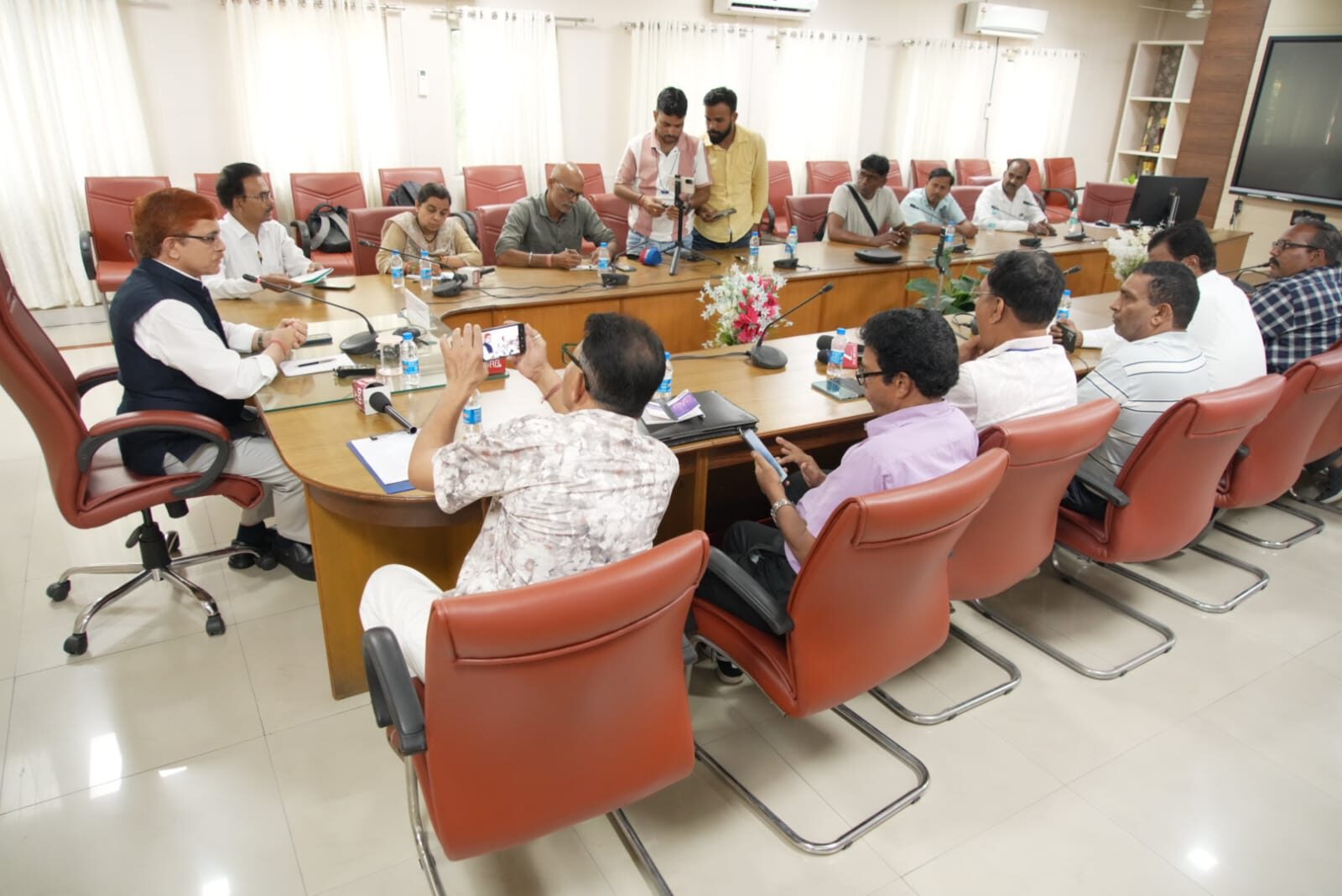 Vice-Chancellor Dr. Shivendra Kumar Kashyap briefing media representatives at a press conference on the Uttarakhand Agriculture Roadmap